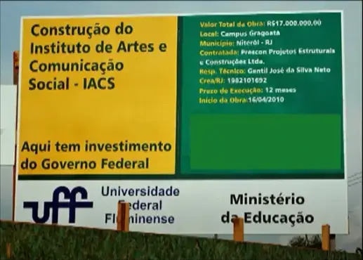 Placa da obra de 2010 exalta investimento federal (Reprodução YouTube)